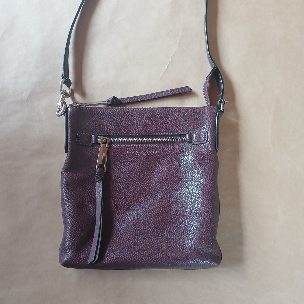 Marc Jacobs Womens Burgundy Pebbled Leather Crossbody Bag 9" X 9"